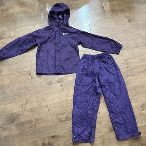 Kids 2 piece rain suit. VGUC. Size 7-8